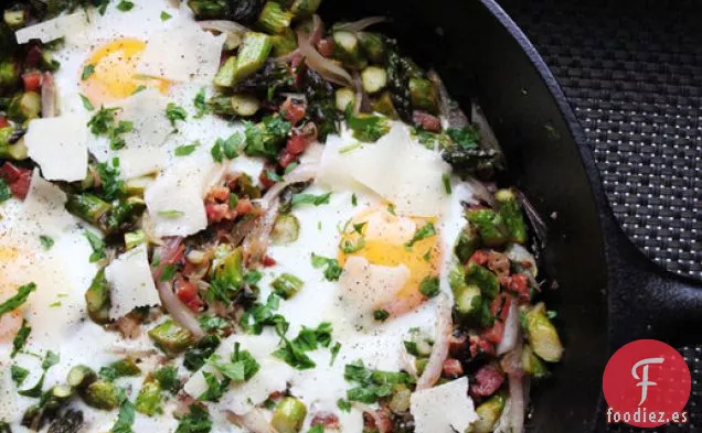 Huevos de sartén con Espárragos, Panceta y Parmesano