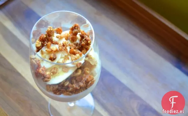 Panna Cotta de Yogur Griego con Streusel de Granola