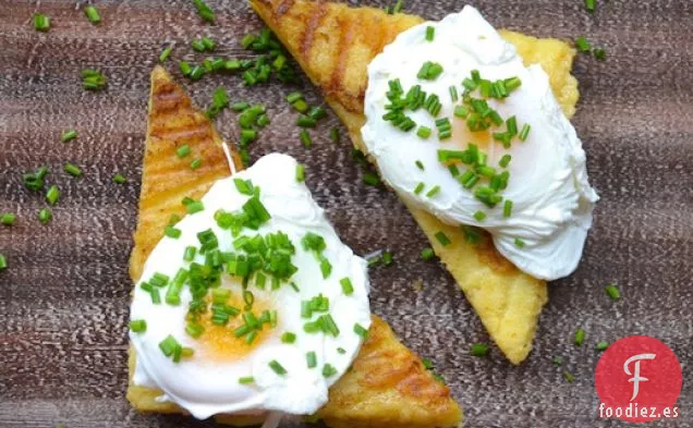 Huevos Escalfados en Pasteles de Polenta a la Parrilla