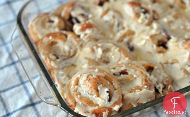 Rollos de Canela Fáciles con Glaseado de Mantequilla Dorada