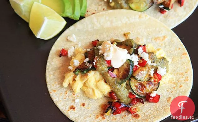 Tacos de Desayuno con Calabacín Carbonizado y Pimiento Rojo