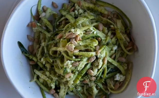 Fideos de Calabacín Shauna James Ahern con Pesto de Espinacas, Queso Feta y Semillas de Girasol