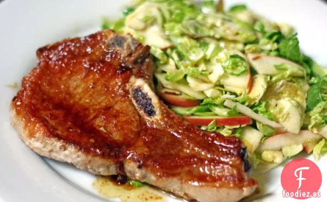 Chuletas de Cerdo con Coles de Bruselas Afeitadas y Ensalada de Manzana