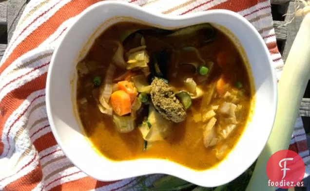 Sopa de Verduras de Primavera Preparada con Pesto