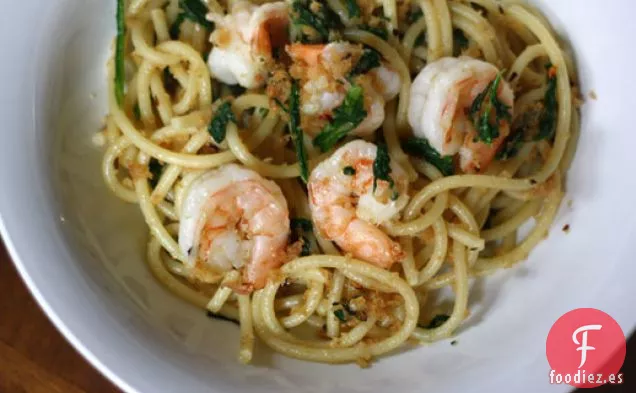 Bucatini con Camarones Picantes, Rúcula y Pan Rallado