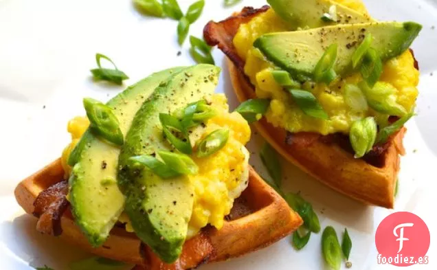 Sándwiches de Gofres de Chile con Huevos Revueltos con Queso, Tocino y Aguacate
