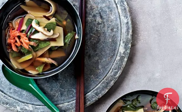 Sopa Shiitake y Acelgas con Fideos Cortados a Mano