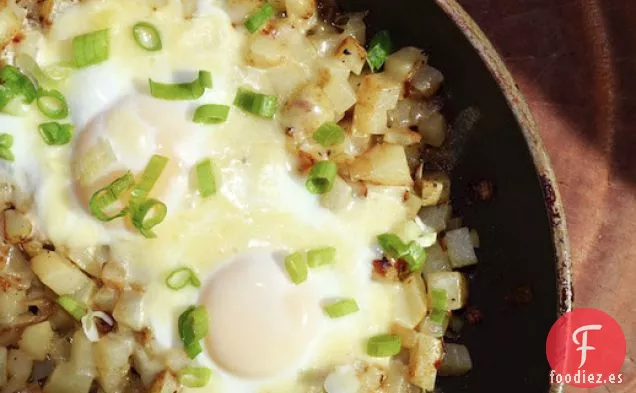 Huevos Cocidos Suaves sobre Hachís de Sartén con Queso