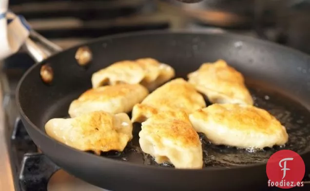 De un Pierogi de Cocina de una Casa de Campo Polaca con Relleno de Papas, Queso, Tocino y Guisantes