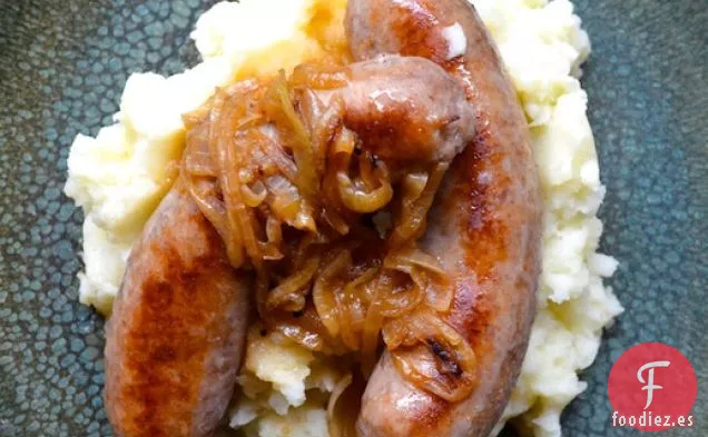 Salchichas y Puré con Salsa de Cebolla