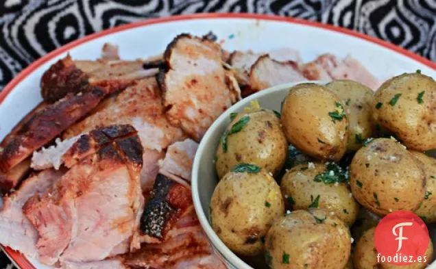 Jamón Glaseado De Cereza Agria Con Especias Y Patatas Con Perejil