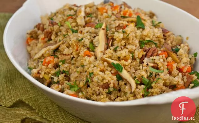 Ensaladas Serias: Ensalada Tibia de Quinua Pilaf con Champiñones Shiitake, Zanahorias y Pacanas