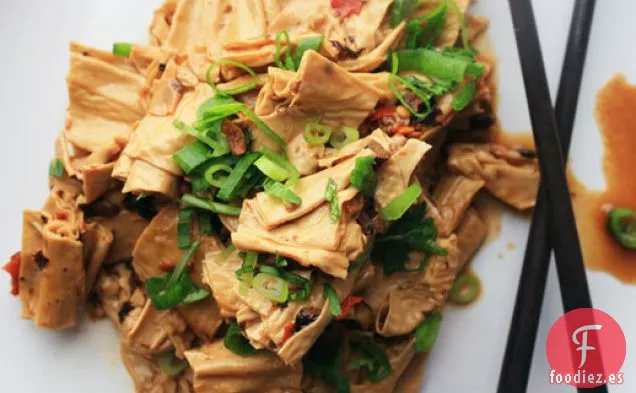 Palitos de Berza Cocidos a Fuego Lento con Pasta de Frijoles de Chile