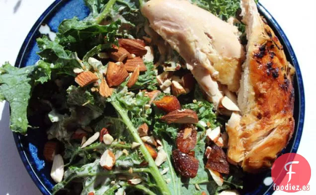 Ensalada de Pollo Asado y Col Rizada preparada con Tahini, Albaricoques y Almendras
