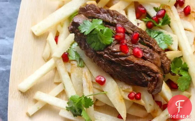 Ensalada de Jícama Preparada con Bistec Chamuscado, Granada y Cilantro
