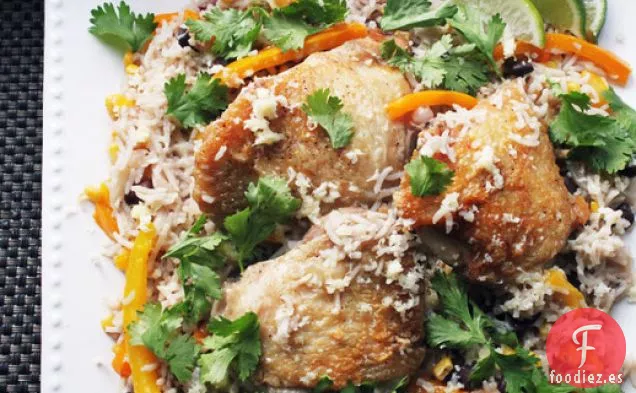 Sartén de Pollo y Arroz con Pimientos y Cebollas