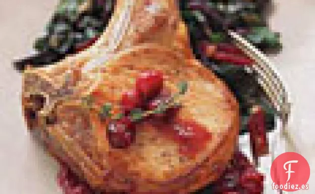 Chuletas de Cerdo Asadas en Sartén con Arándanos y Acelgas Rojas