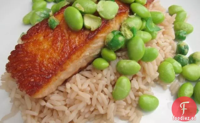 Salmón Crujiente con Arroz de Té de Jazmín y Wasabi Edamame