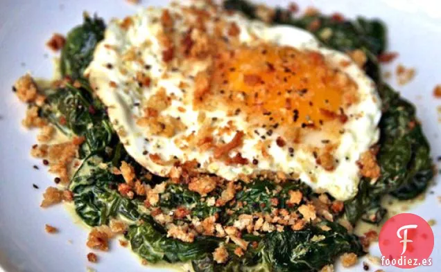 Cena de esta noche: Huevos Fritos con Espinacas a la Crema de Mostaza y Pan Rallado