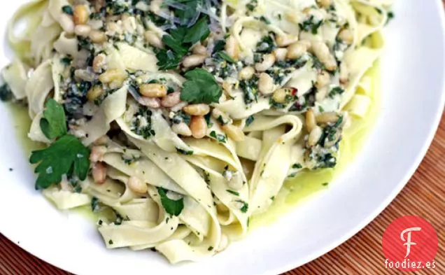 Tagliatelle de verano de Jamie Oliver con Perejil y Piñones