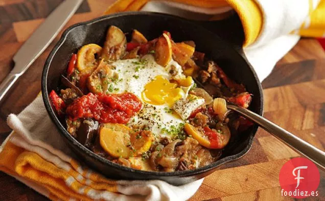Hachís de Berenjena, Calabaza y Tomate Cherry Con Huevos Horneados