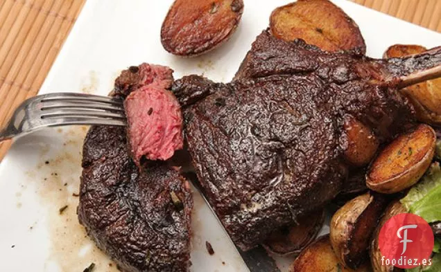Filete de Chuletón de Bisonte Bañado en Mantequilla con Patatas Crujientes