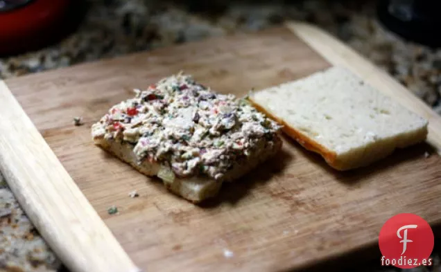Cena de esta Noche: Ensalada Mediterránea de Atún sobre Focaccia