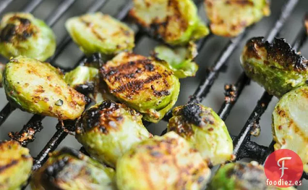 Asar a la Parrilla: Coles de Bruselas Crujientes de Mostaza