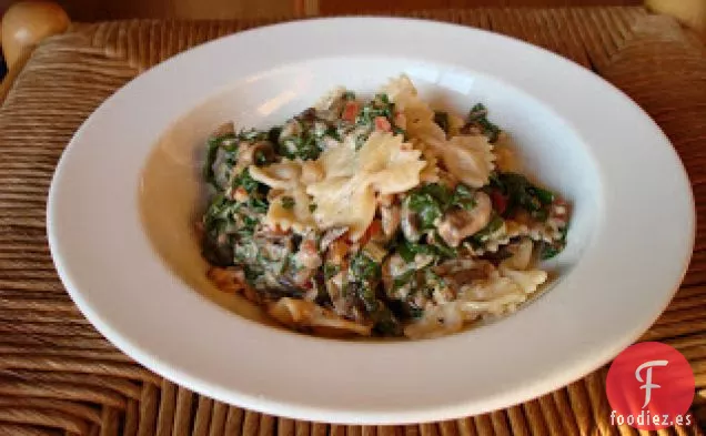 Farfalle Con Acelgas, Champiñones, Tocino Y Tres Quesos