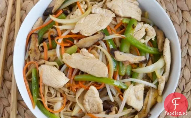 Chow Mein de Pollo del Libro de Cocina Chino para Llevar