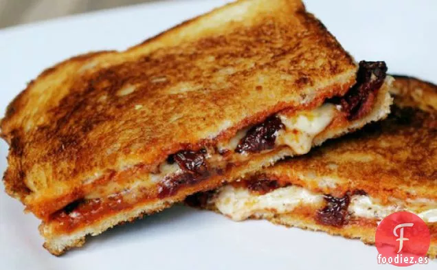 Sándwich de Queso a la Parrilla con Tomates Secados al Sol y Harissa