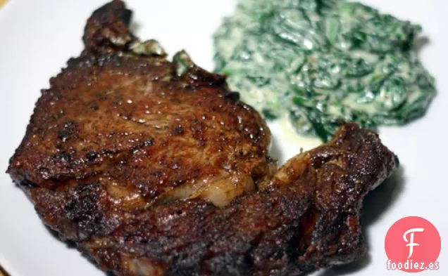 Filete de Chuletón a Fuego Lento con Espinacas Cremosas Rápidas
