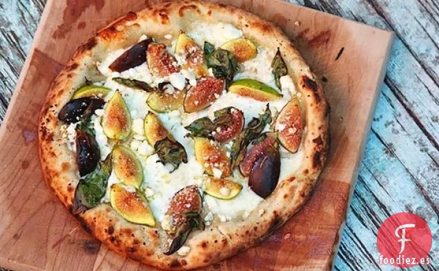 Pizza con Higos, Mozzarella y Queso Feta de Leche de Cabra