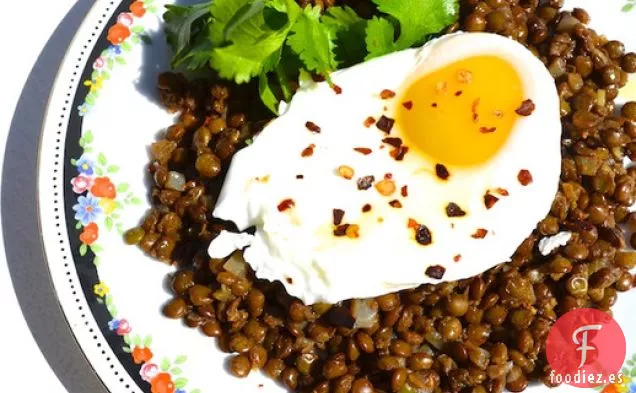 Huevos Escalfados con Lentejas Especiadas