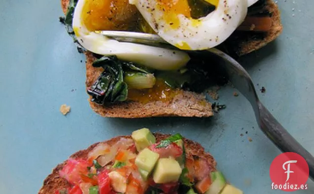 Ensalada De Aguacate y Acelgas En Tostadas