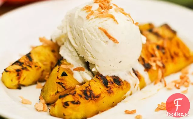 Asar a la Parrilla: Piña Glaseada con Ron con Coco Tostado y Helado de Vainilla