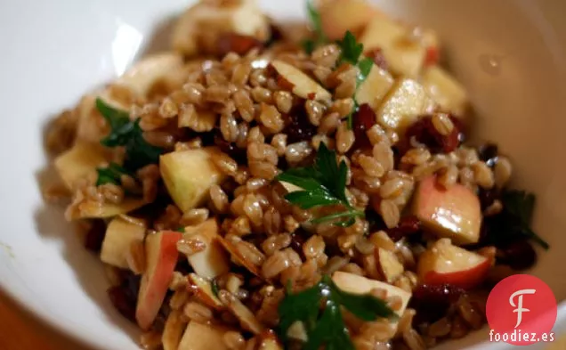 Cena de esta noche: Ensalada Farro de Manzana, Almendra y Mozzarella Ahumada