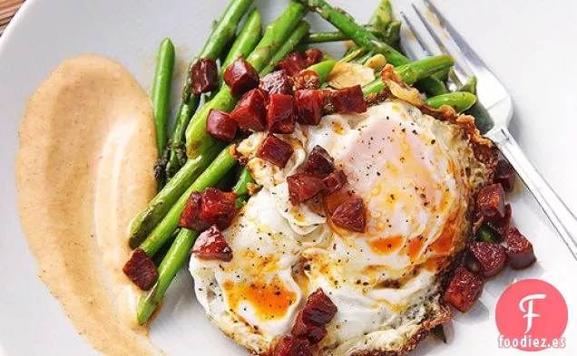 Espárragos Salteados con Chorizo, Huevos Fritos y Alioli de Pimentón Ahumado