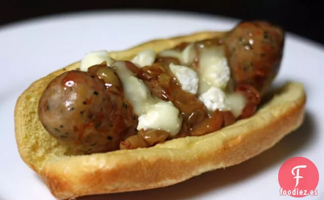 Salchichas Italianas a la Parrilla con Uvas Asadas y Queso de Leche de Oveja