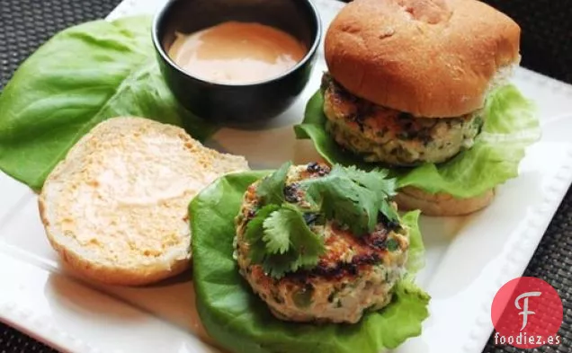 Hamburguesas de Pollo en Sartén con Jengibre, Cebolletas y Mayonesa Sriracha