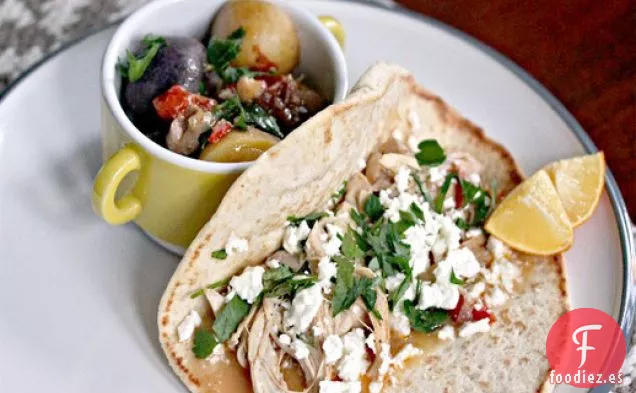 Pollo Mediterráneo, Queso Feta y Envoltura de Hierbas Con Papas Guisadas
