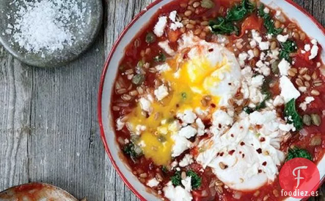 Huevos Escalfados de Tomate Picante con Col Rizada y Bayas de Trigo De las Mañanas de Cereales Integrales