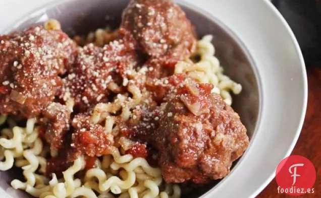 Albóndigas de Salchicha Italiana de Cocción Lenta Con Salsa Chianti y Fusilli