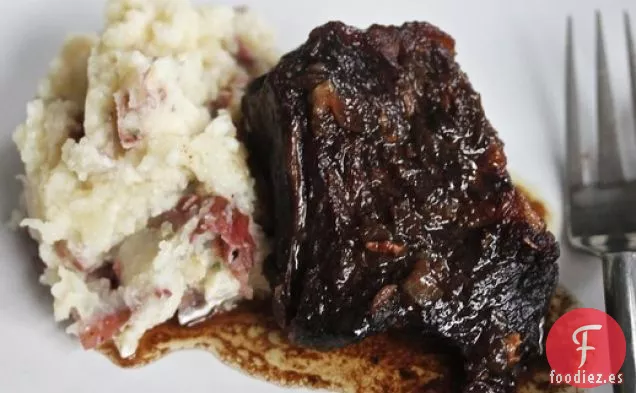 Costillas Cortas De Azúcar Moreno Balsámico Con Puré De Papas Con Ajo