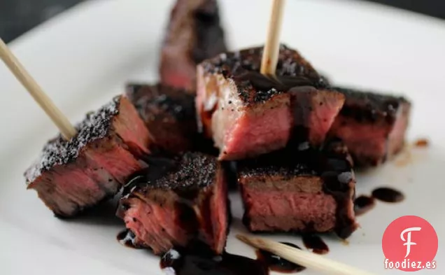 Brochetas de Carne de Café y Chipotle con Salsa de Melaza Maciza
