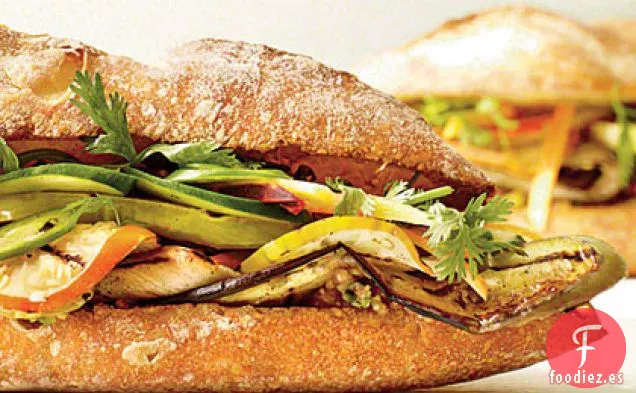 Sandwich Banh Mi de Berenjena a la Parrilla