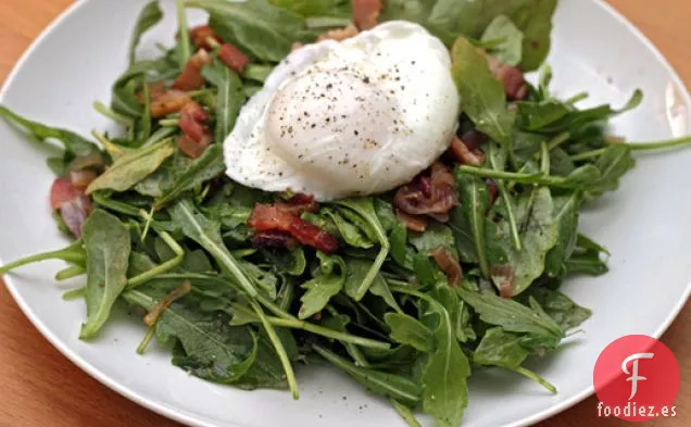 Ensalada de Rúcula Caliente de Michael Ruhlman con Tocino y Huevos Escalfados