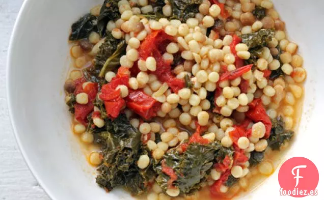 Sopa de Tomate Asada de finales de verano de Saltie Sandwich Shop con Fregola y Col Rizada