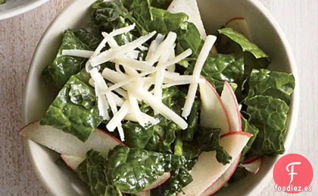 Ensalada de Col Rizada con Manzana y Queso Cheddar