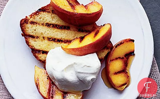 Pastel de Limón a la Parrilla con Duraznos y Crema